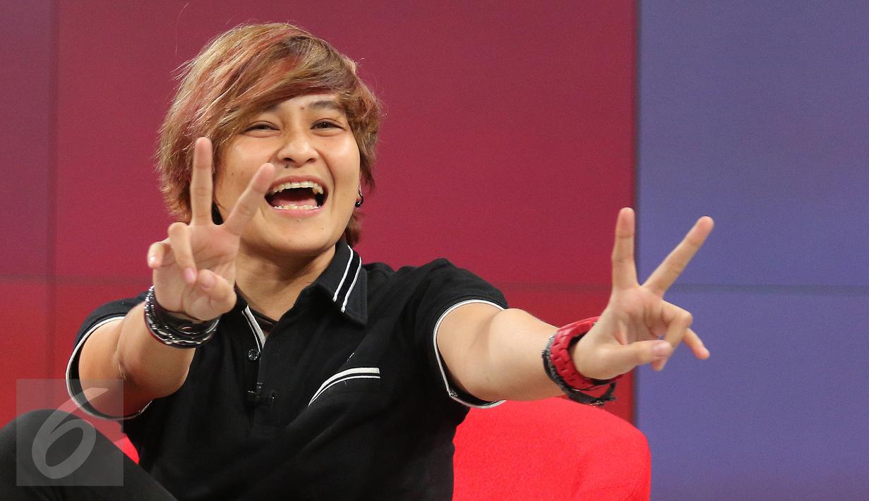 Mita mengungkapkan alasan The Virgin jarang muncul ketika acara Live Streaming "Dear Haters" di SCTV Tower, Jakarta, Kamis (12/5). Mita mengakui, The Virgin tengah mempersiapkan konsep baru untuk menggebrak industri musik. (Liputan6.com/Angga Yuniar)