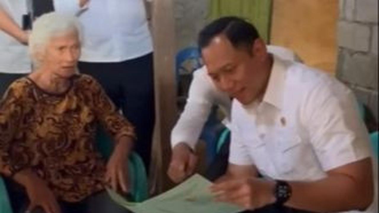 Dalam keterangan, AHY mengaku ingin turun langsung membagikan sertifikat karena ingin memastikan proses penyerahan berjalan dengan baik.