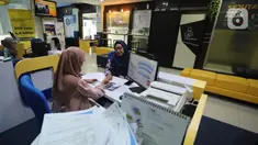 Petugas melayani wajib pajak di salah satu kantor pelayanan pajak Pratama di Jakarta, Kamis (30/5/2024). (Liputan6.com/Angga Yuniar)