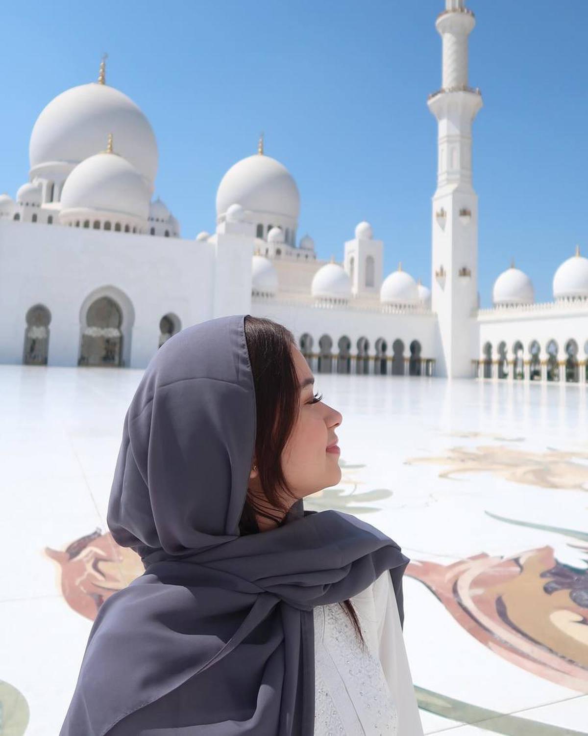 10 Potret Rebecca Klopper Liburan ke Abu Dhabi, Cantiknya Bikin Teduh Pakai Kerudung - Kompak dengan Ayah Bule