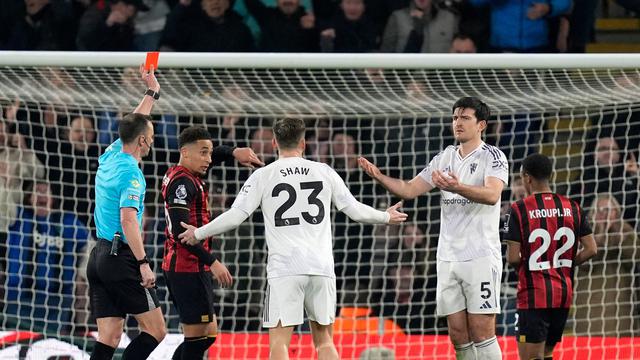 Wasit memberikan kartu merah langsung pada Harry Maguire di laga Bournemouth vs Manchester United di pekan ke-31 Liga Inggris 2025/2026 di Vitality Stadium, Sabtu (21/03/2026) dini hari WIB.