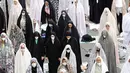 Perempuan Muslim menjaga jarak satu sama lain sebagai langkah mencegah pandemi Covid-19 saat berkumpul untuk menghadiri salat Idul Fitri di ibu kota Iran, Teheran, pada 24 Mei 2020. (Photo by - / AFP)