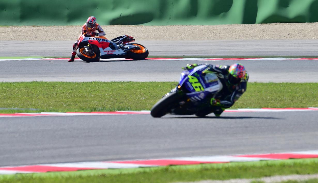 Publik masih ingat bagaimana Marc Marquez jatuh setelah diadang Valentino Rossi saat balapan MotoGP Malaysia di Sirkuit Sepang pada 2015 silam. (Foto: AFP/Guiseppe Cacace)