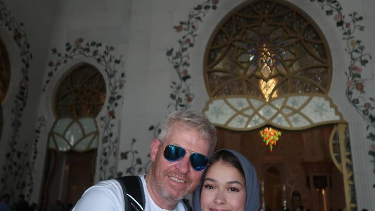10 Potret Rebecca Klopper Liburan ke Abu Dhabi, Cantiknya Bikin Teduh Pakai Kerudung - Kompak dengan Ayah Bule