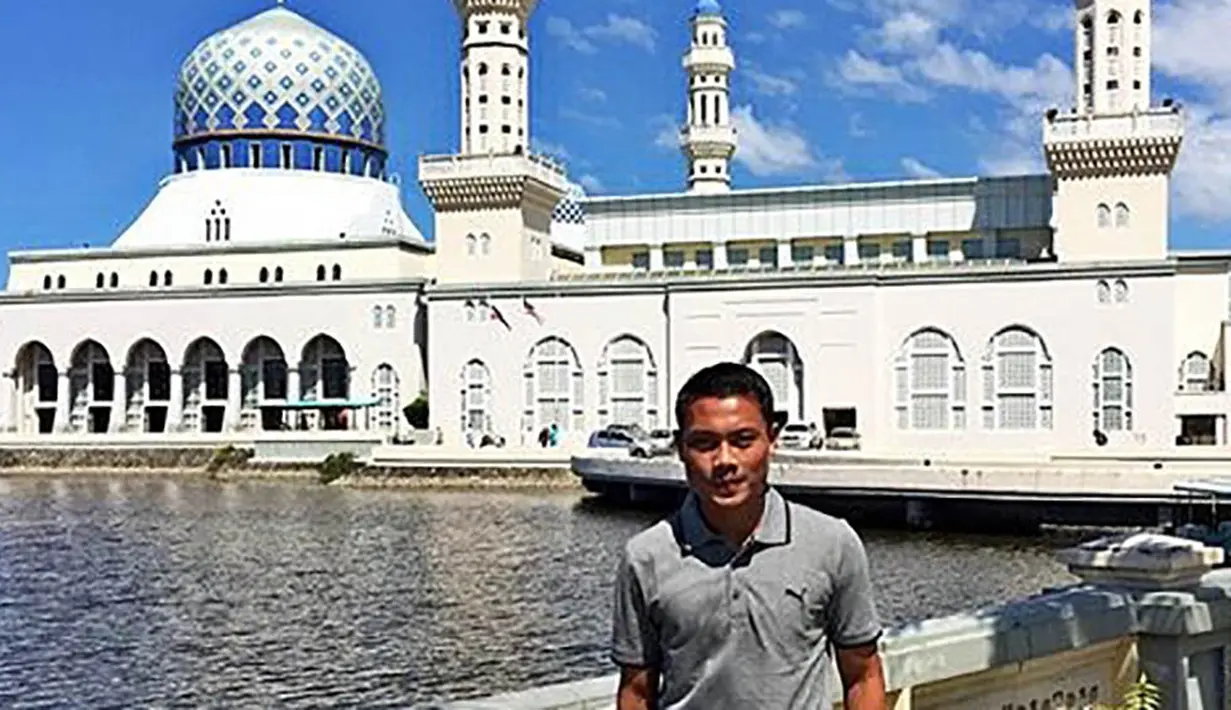 Tak lupa Dedi Kusnandar menyempatkan diri untuk Salat Jum'at perdana di Masjid Kota Sabah, Kinabalu, Malaysia. (Instagram)