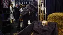 Pengunjung mengambil bagian dalam pameran pemakaman di Moskow, Rusia, pada Selasa (26/10/2021). Pameran pemakaman tahunan tersebut telah dibuka di Moskow meskipun ada peningkatan kasus pandemi virus corona COVID-19. (Dimitar DILKOFF / AFP)