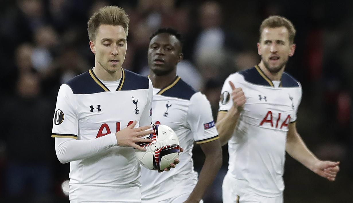 Gelandang Tottenham, Christian Eriksen, merayakan gol yang dicetaknya ke gawang Gent. Gol yang diciptakan oleh Tottenham dibukukan Eriksen menit ke-10 dan juga oleh Vincent Wanyama menit ke-61. (AP/Matt Dunham)