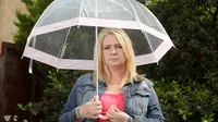 Barbara Ward tak bisa pergi tanpa payung karena seandainya tiba-tiba hujan, ia bakal menderita bila terguyur air hujan