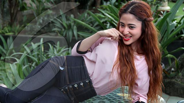 10 Fakta Nakal Dewi Perssik - ShowBiz Liputan6.com