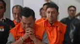 Politikus Partai Golkar Fahd El Fouz alias Fahd A Rafiq mengenakan rompi tahanan KPK saat digiring menuju kendaraan setelah menjalani pemeriksaan di Gedung Merah Putih KPK, Jakarta, Selasa (15/9/2026). (KLY/Budy Santoso)
