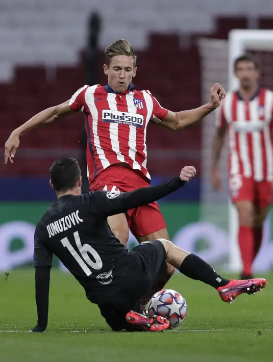 Pemain Salzburg, Zlatko Junuzovic berusaha merebut bola dari pemain Atletico Madrid, Marcos Llorente  pada pertandingan grup A Liga Champions di stadion Wanda Metropolitano di Madrid, Spanyol, Selasa (27/10/2020).  Atletico Madrid menang 3-2 atas Salzburg. (AP Photo/Manu Fernandez)
