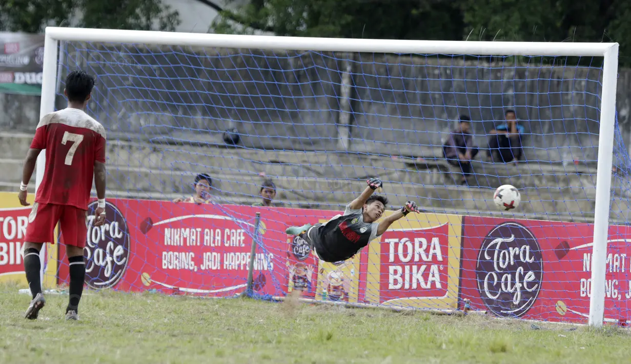 Kiper Unhas, Kahar, gagal menghalau bola yang masuk ke gawangnya saat melawan STIMED Nusa Palapa pada laga Torabika Campus Cup 2017 di Stadion UNM, Makassar, Rabu, (18/10/2017). STIMED Nusa Palapa menang 1-0 atas Unhas. (Bola.com/M Iqbal Ichsan)