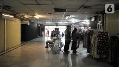 Aktivitas pedagang di dekat pertokoan yang tutup di Pasar Jatinegara, Jakarta, Kamis (26/3/2020). Sepinya pengunjung akibat larangan keluar rumah semenjak merebaknya pandemi Covid-19 menyebabkan sekitar 50 persen pedagang di Pasar Jatinegara tutup sementara. (merdeka.com/Iqbal S. Nugroho)