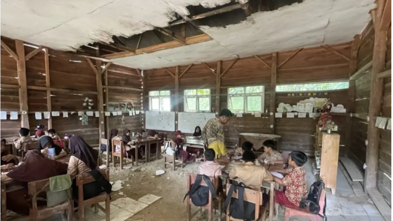 Pak guru Armadi mengajar di SDN Sorongan II Kelas Jauh, Kampung Batu Payung