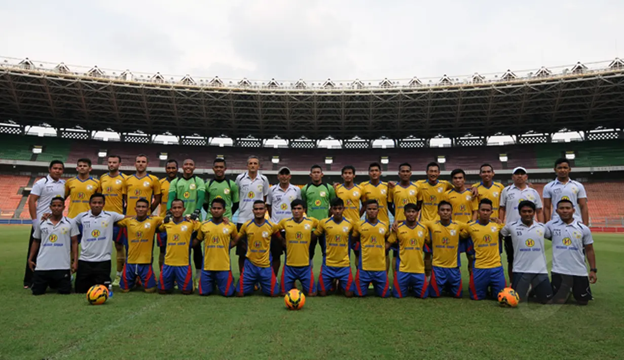 Pemain dan official Barito Putera berpose bersama jelang berlaga lawan Persija di Stadion GBK Jakarta, Rabu (4/2/2015).(Liputan6.com/Helmi Fithriansyah)