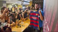 PERKENALAN - Arda Turan secara resmi diperkenalkan sebagai pemain baru Barcelona. (Barcelona Official Website)
