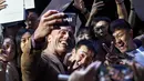 Aktor Dwayne Johnson berswafoto bersama penggemar selama acara red carpet dalam premiere film 'Fast & Furious: Hobbs & Shaw' di Beijing, China, Senin (5/8/2019). Hobbs and Shaw menempatkan dua aktor laga papan atas, Jason Statham dan Dwayne Johnson sebagai pemeran utama. (AP Photo/Andy Wong)