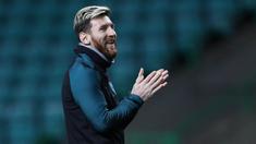 Bintang Barcelona, Lionel Messi, berlatih jelang laga Liga Champions melawan Celtic di Cetic Park, Skotlandia, Selasa (22/11/2016). Messi kembali membela Barca setelah pada pertandingan sebelumnya absen saat melawan Malaga. (Reuters/Lee Smith)