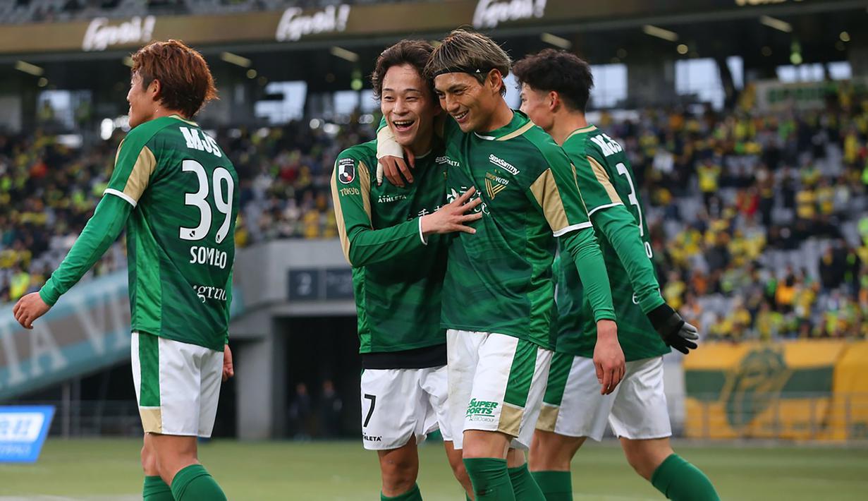 Setelah 15 tahun berkubang di kasta kedua Liga Jepang, musim ini Tokyo Verdy akan kembali bermain di divisi teratas Negeri Matahari Terbit, Meiji Yasuda J1 League. Perjalanan mereka musim ini akan dibuka dengan laga derbi panas melawan sesama tim Kota Metropolis Tokyo, Yokohama F. Marinos pada hari Minggu, 25 Februari 2024 pukul 12.00 WIB di Stadion Nasional Jepang dan dapat disaksikan pencinta Liga Jepang di Indonesia melalui siaran langsung di PSJ TV. (J.LEAGUE)