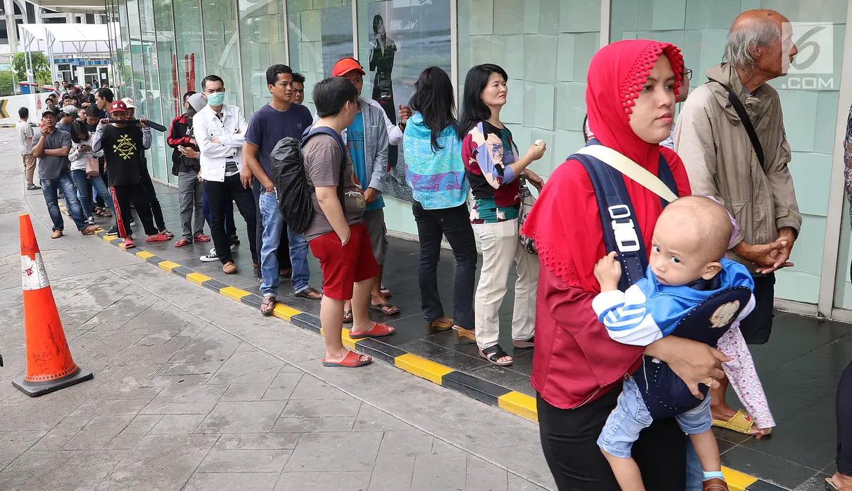 Ratusan calon pembeli rela antre di depan Emporium Pluit Mall, Jakarta. Minggu (21/1). Mereka antre sejak mal belum dibuka untuk mendapatkan penawaran produk Xiaomi. (Liputan6.com/Fery Pradolo)