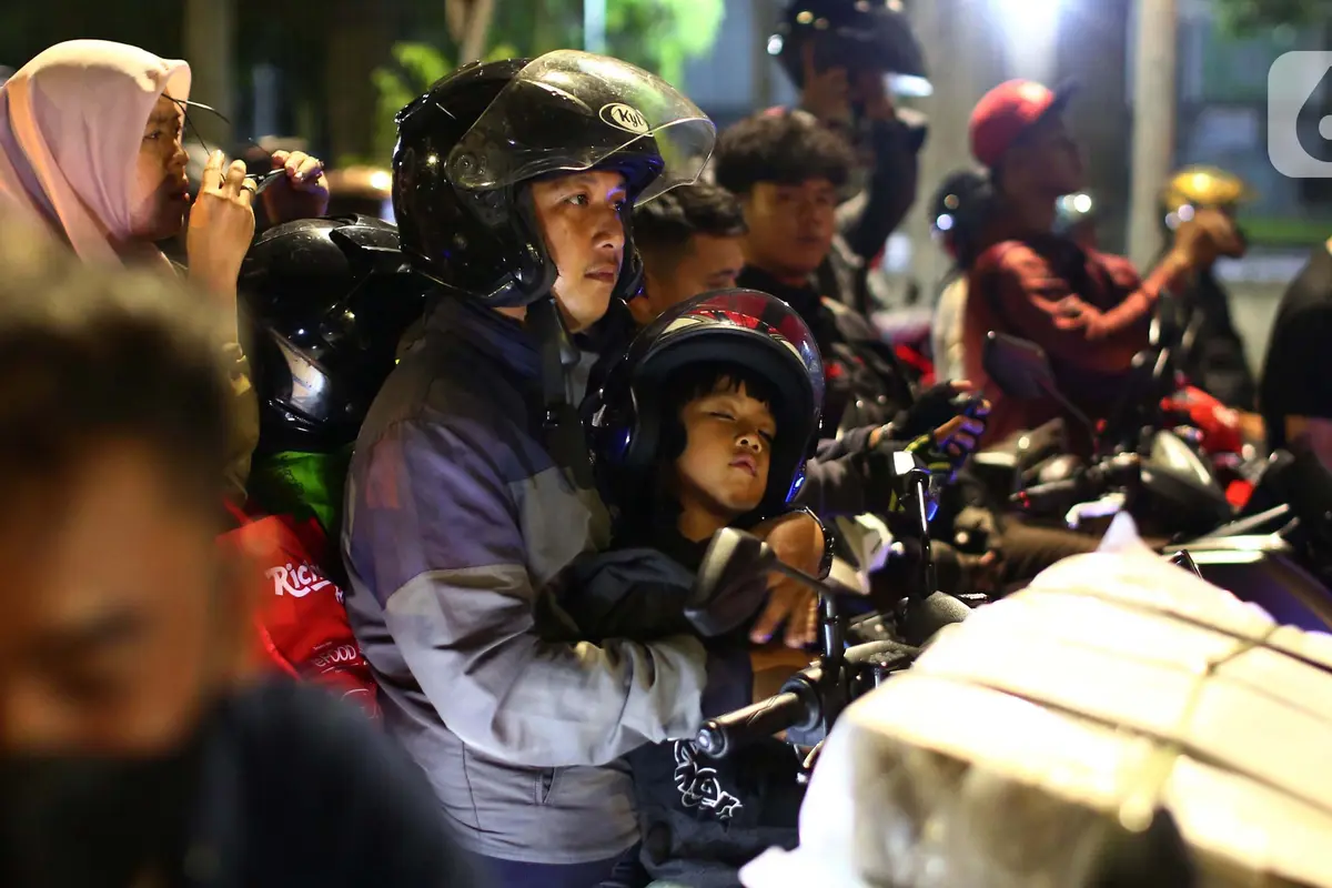 Ekspresi Anak-anak Pemudik Bermotor di Pelabuhan Ciwandan Banten
