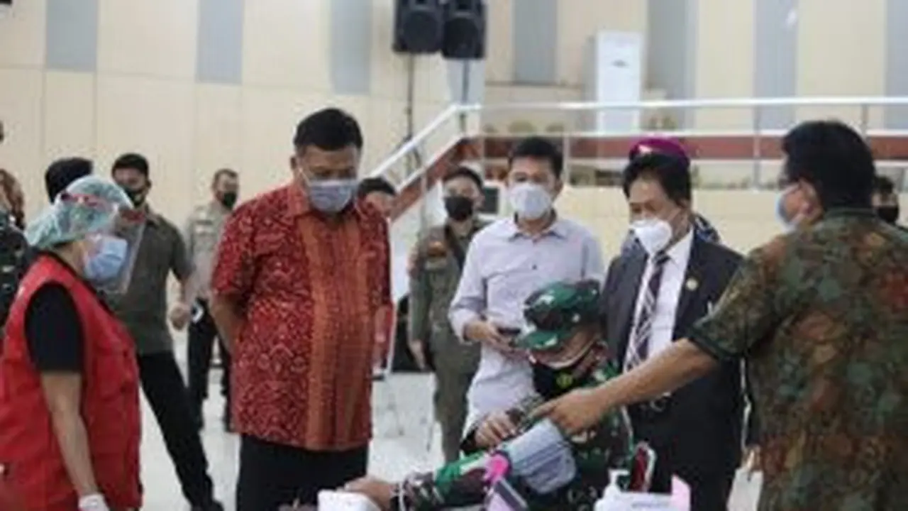 Olly meninjau pelaksanaan vaksinasi massal bagi seluruh tenaga kesehatan di ruang Mapalus Kantor Gubernur, Jumat (5/2/2021).