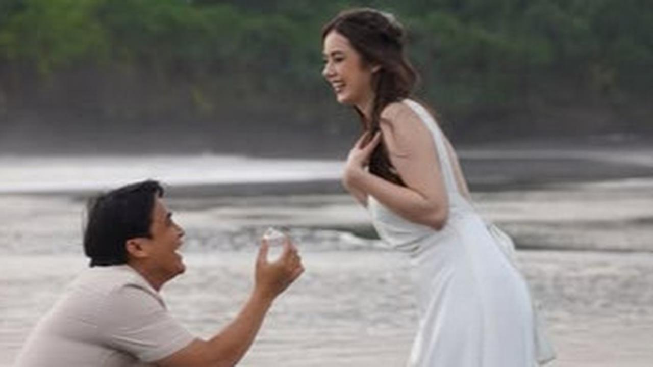 5 Potret Billy Syahputra Lamar Sang Pacar Vika Kolesnaya di Bali, Romantis Banget!