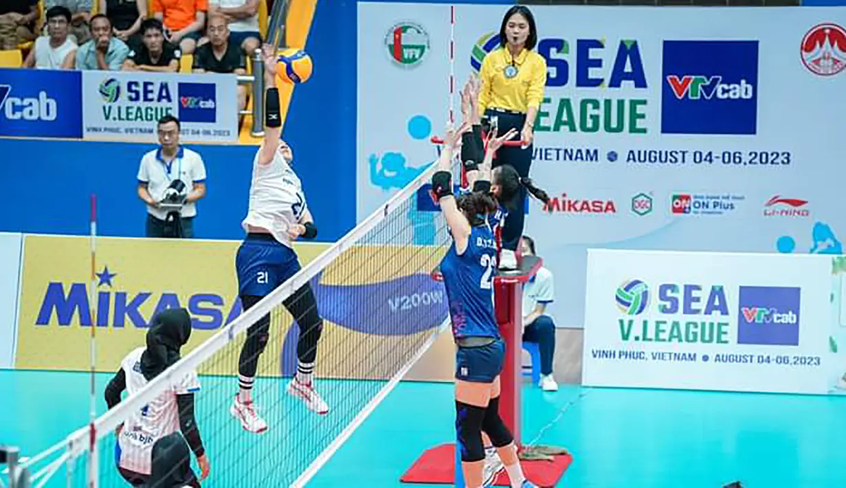 <p>Pemain Timnas bola voli putri Indonesia, Aulia Suci Nurfadila melepaskan spike saat menghadapi Vietnam pada laga putaran pertama SEA V League 2023 di Vinh Phuc Gymnasium, Hanoi, Vietnam, Sabtu (5/8/2023). Indonesia kalah 1-3 (20-25, 17-25, 25-23, 18-25) dari Vietnam. (Dok. SEA V League 2023)</p>