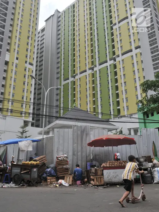 Seorang anak bermain di dekat rumah susun sewa (Rusunawa) Pasar Rumput, Jakarta, Senin (15/7/2019). Setelah pembangunan Rusunawa diresmikan, selanjutnya akan diserahterimakan kepada Pemprov DKI Jakarta untuk dikelola lebih lanjut. (merdeka.com/Iqbal S. Nugroho)