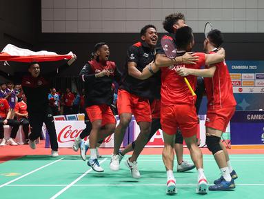 Tim bulu tangkis beregu putra Indonesia&nbsp;merayakan kemenangan atas Mayalsia&nbsp;pada final bulu tangkis beregu putra SEA Games 2023 di Badminton Hall Morodok Techo National Stadium, Phnom Penh, Kamboja, Kamis (11/05/2023). (Bola.com/Abdul Aziz)