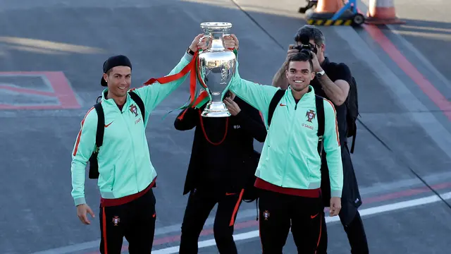 Pamer Trofi Euro 2016, Cristiano Ronaldo Pulang Kampung