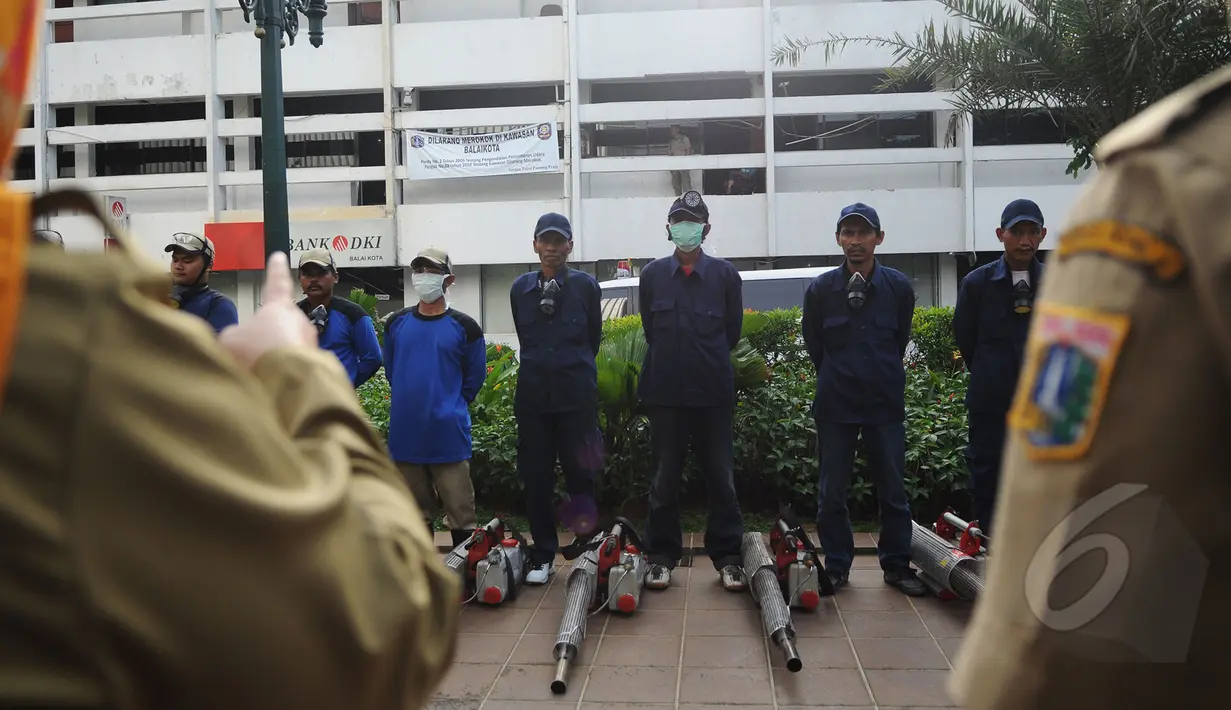 Petugas diberikan arahan sebelum melakukan proses fogging di Balaikota, Jakarta, Selasa (10/3/2015).. Fogging dilakukan setelah dikabarkan Gubernur Ahok terkena DBD (Liputan6.com/Faizal Fanani)