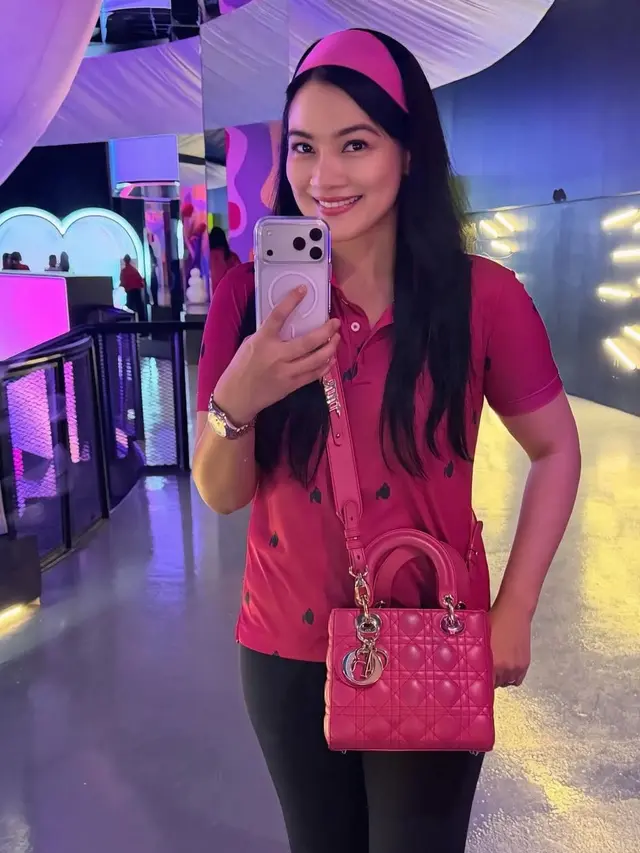 Titi Kamal saat Main Sepatu Roda pakai baju pink. [@titi_kamall]