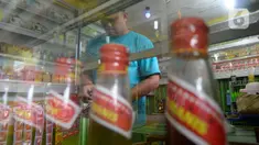 Hendri (37) menyiapkan jamu aduk untuk pembeli di kawasan Pamulang, Tangerang Selatan, Banten, Senin (28/9/2020). Menurutnya penjualan jamu aduk pada masa musim pandemi Covid 19 satu bulan ini penjualan meningkat hingga 200 persen dibandingkan bulan sebelumnya. (merdeka.com/Dwi Narwoko)