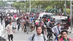  Selama bertahun-tahun, para ahli psikologi mempelajari sifat-sifat individual seorang teroris. Para ahli ini berusaha menggali petunjuk-petunjuk yang dapat menjelaskan tentang kemauan mereka melakukan kekerasan.