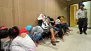 Wanita yang bekerja sebagai PSK berkedok terapis diamankan Polda Metro Jaya, Jakarta, Jumat (3/7/2015). Mereka diduga menjadi korban trafiking yang dipekerjakan sebagai PSK. (Liputan6.com/Yoppy Renato)