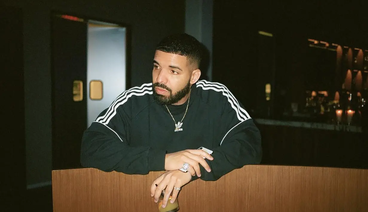 Meski demikian, Rihanna berharap Drake menjadi ayah yang baik dan mengurus anaknya dengan benar. (instagram/champagnepapi)