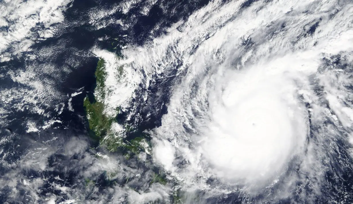 Citra satelit yang dirilis NASA Worldview, Sistem Data dan Informasi Sistem Pengamatan Bumi (EOSDIS) menunjukkan topan Goni bergerak di sekitar Filipina. Topan super menghantam Filipina timur dengan "angin kencang dahsyat" Minggu pagi dan sekitar satu juta orang telah dievakuasi. (NASA via AP)
