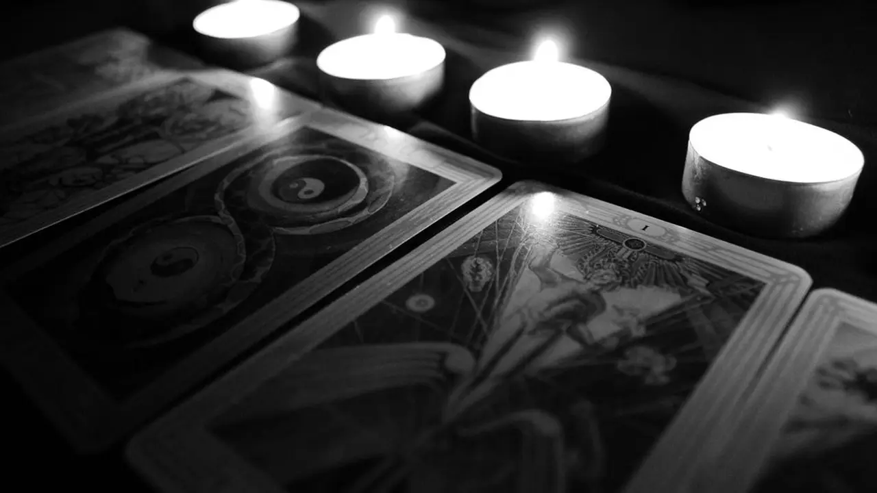 [Bintang] Tarot Hari Ini: Wheel of Fortune, Nine of Pentacles, Four of Wand