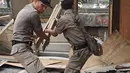 Petugas Satpol PP membongkar bangunan liar di Jalan Desa Semanan, Kalideres, Jakarta Barat, Senin (9/4). Nantinya kawasan tersebut akan digunakan untuk pembangunan taman. (Liputan6.com/Arya Manggala)