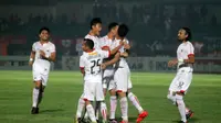 Persija berselebrasi saat melawan PS Tira di Stadion Sultan Agung, Bantul, Jumat (8/6/2018). (Bola.com/Ronald Seger Prabowo)