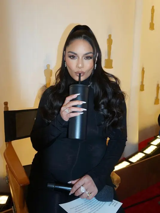 Untuk momen glamornya, sang bintang memilih riasan smokey dan gaya rambut half-up yang ramping. [@vanessahudgens]