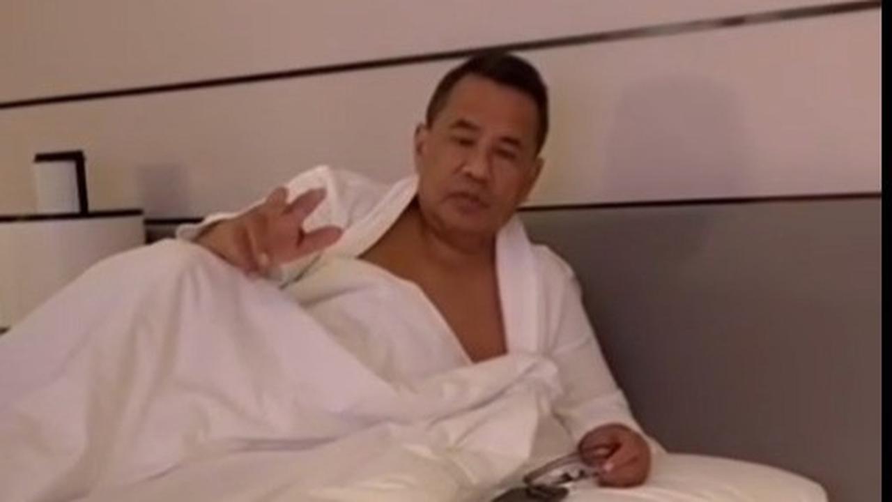 Sambil Santai Pakai Handuk, Hotman Paris Bagikan Kabar Terbaru Kondisinya Usai Kolaps di Ruang Sidang: Tunggu Musuh-Musuh Saya!