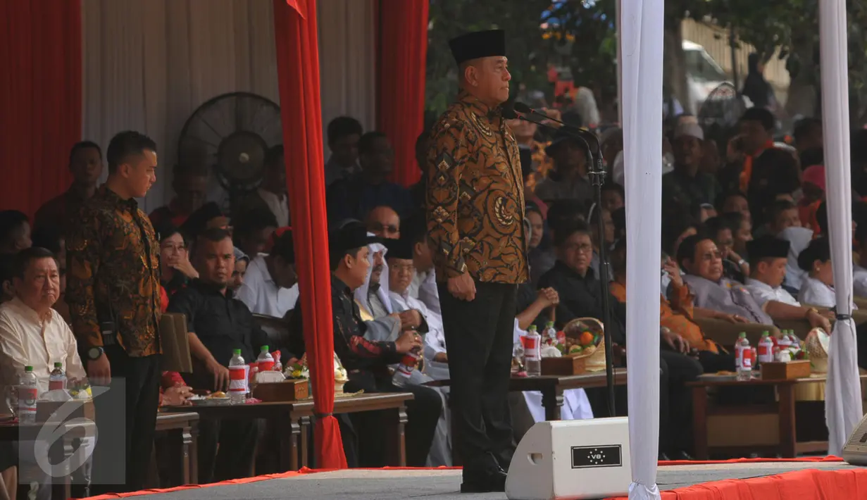 Menteri Pertahanan Ryamizard Ryacudu saat mengikuti Apel Kebhinnekaan Lintas Iman Bela Negara di Lapangan Banteng, Jakarta, Minggu (17/1/2016). Kegiatan tersebut untuk mengajak seluruh elemen masyarakat menolak terorisme (Liputan6.com/Faisal R Syam)