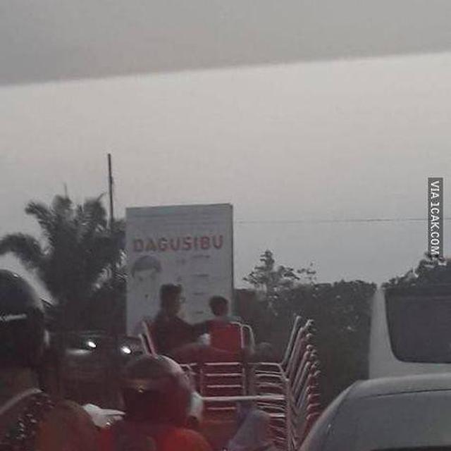 6 Potret Orang di Mobil Pick Up Bersama Barang Angkutan Ini Bikin Kasihan