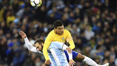 Pemain Brasil, Thiago Silva berduel dengan pemain Argentina, Gonzalo Higuaín pada laga persahabatan di Melbourne Cricket Ground, Melbourne, Australia, (9/6/2017). (Julian Smith/AAP Image via AP)