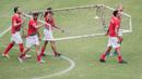 Para pemain Calcio Legend mengangkat gawang saat akan berlatih di SUGBK, Jakarta. Calcio Legend merupakan tim yang terdiri dari kumpulan mantan bintang Serie A. (Bola.com/Vitalis Yogi Trisna) 