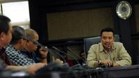 Menteri Pemuda dan Olahraga (Menpora), Imam Nahrawi (kanan) melakukan pertemuan dengan 18 klub PSSI dan PT Liga Indonesia di Kantor Kemenpora, Jakarta, Senin (27/4/2015). Pertemuan berlangsung tertutup dan tanpa hasil. (Liputan6.com/Helmi Fithriansyah)