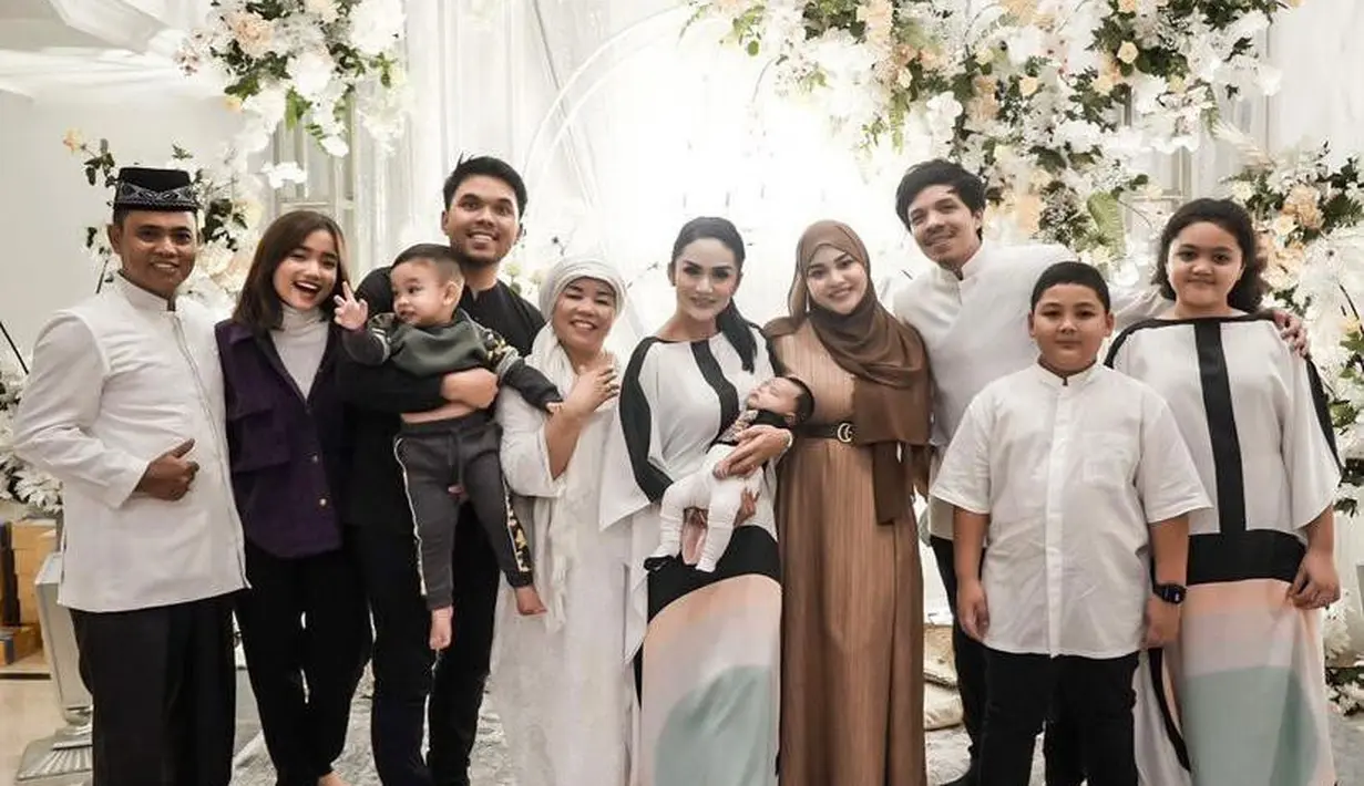 Kaftan tersebut memiliki detail ombre di bagian bawah dan cutting lebih longgar. (Instagram/attahalilintar).