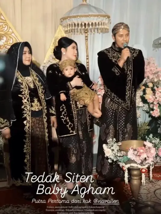 Tak kalah serasi, Chevra dan Baby Agham tampil kompak mengenakan beskap berbahan velvet hitam, dipadukan dengan blangkon batik cokelat. [@dsv_videographer].